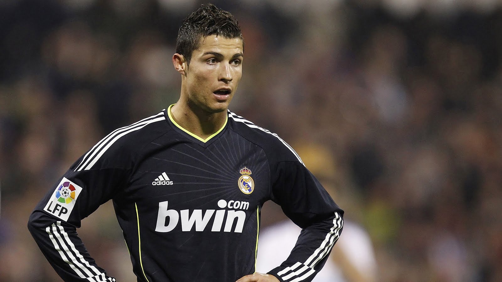 http://2.bp.blogspot.com/-4zGRkKqt7Dw/TmElH3eLpvI/AAAAAAAAAIo/U3Fix-_Q9n0/s1600/Cristiano_Ronaldo_Real_Madrid-1920x1080-HDTV-1080p.jpg