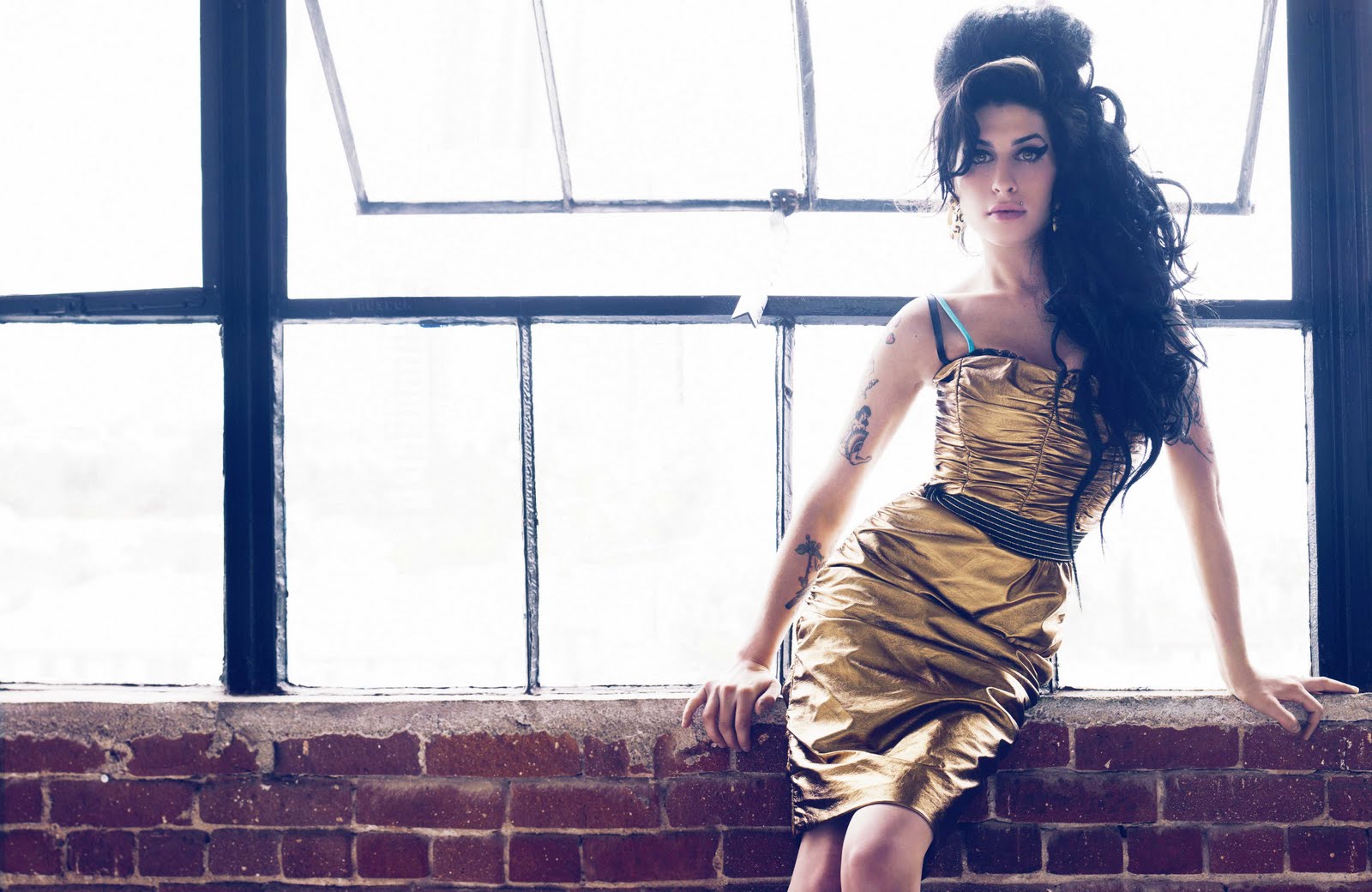 http://2.bp.blogspot.com/-4zOn6jNS7sY/TjFPO_CXwNI/AAAAAAAAB98/opJf2FNmDoI/s1600/amy-winehouse-bryan-adams-photoshoot-05.jpg