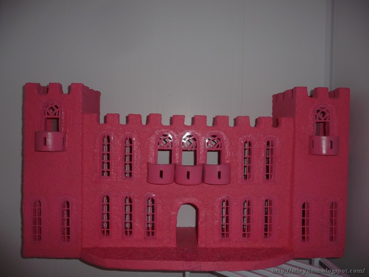 Розовый дворец с балконами