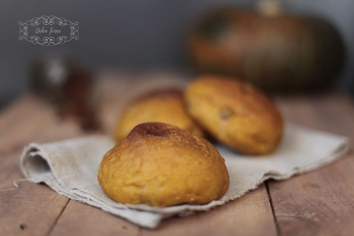 Pani dolci con zucca e uvetta dolce forno