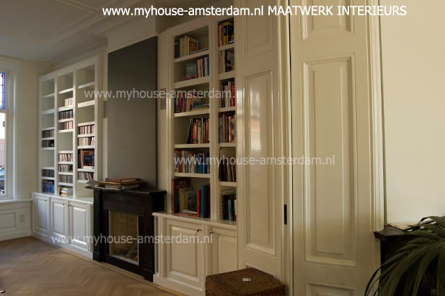 Oude houten boekenkast: oude lange houten stelling kast ...