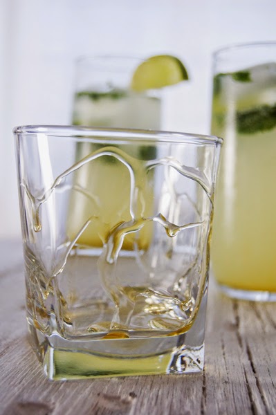 alcohol, cocktails, honey and alcohol, honey and mojito, honey cocktails, mojito recipe, mojito with honey and lime cocktail, mojitos, rum and honey, rum mojito, the best mojitos, drinks, good alcoholic drinks, honey drizzled cups