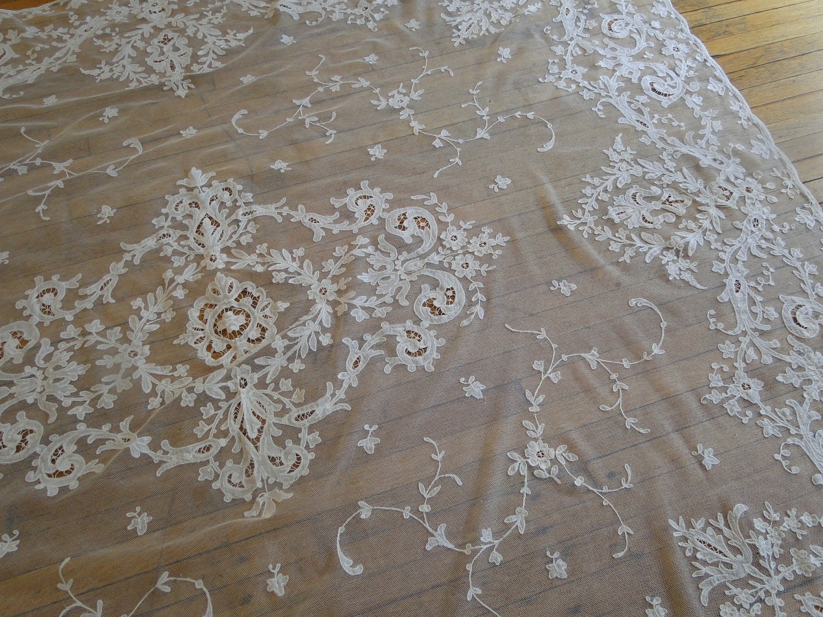 Buyer & Seller of Antique Lace, Fine Linens, Vintage Clothing, Haute