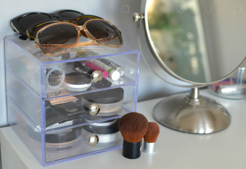 Moje miejsce do makijażu. Akrylowe organizery i lustro z TK Maxx.