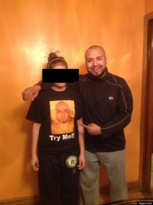 Pai obriga filha a usar camisa como punição por desobediência