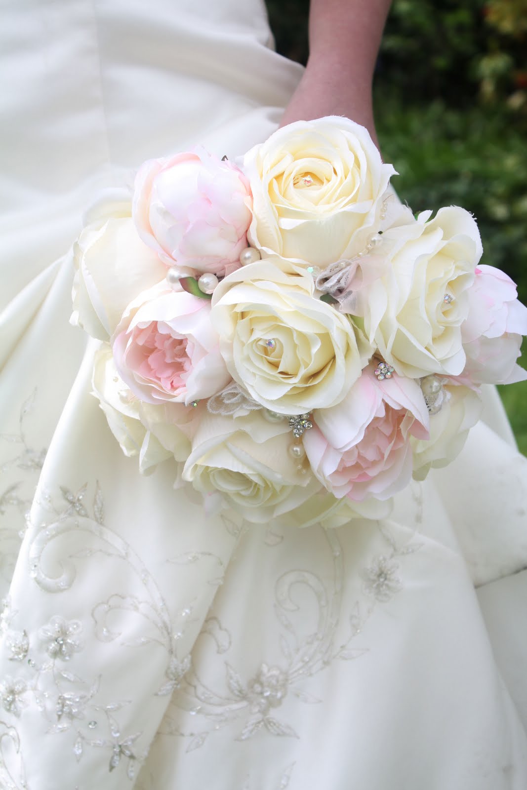 Looking for an alternative to fresh flowers for your wedding? Laurel