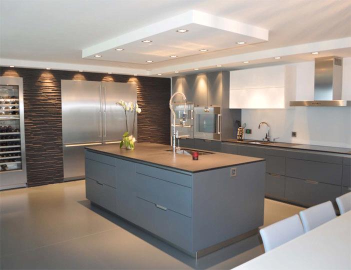 The tone of gray at the walls combined with white and ocher add a The tone of gray at the walls combined with white and ocher add a