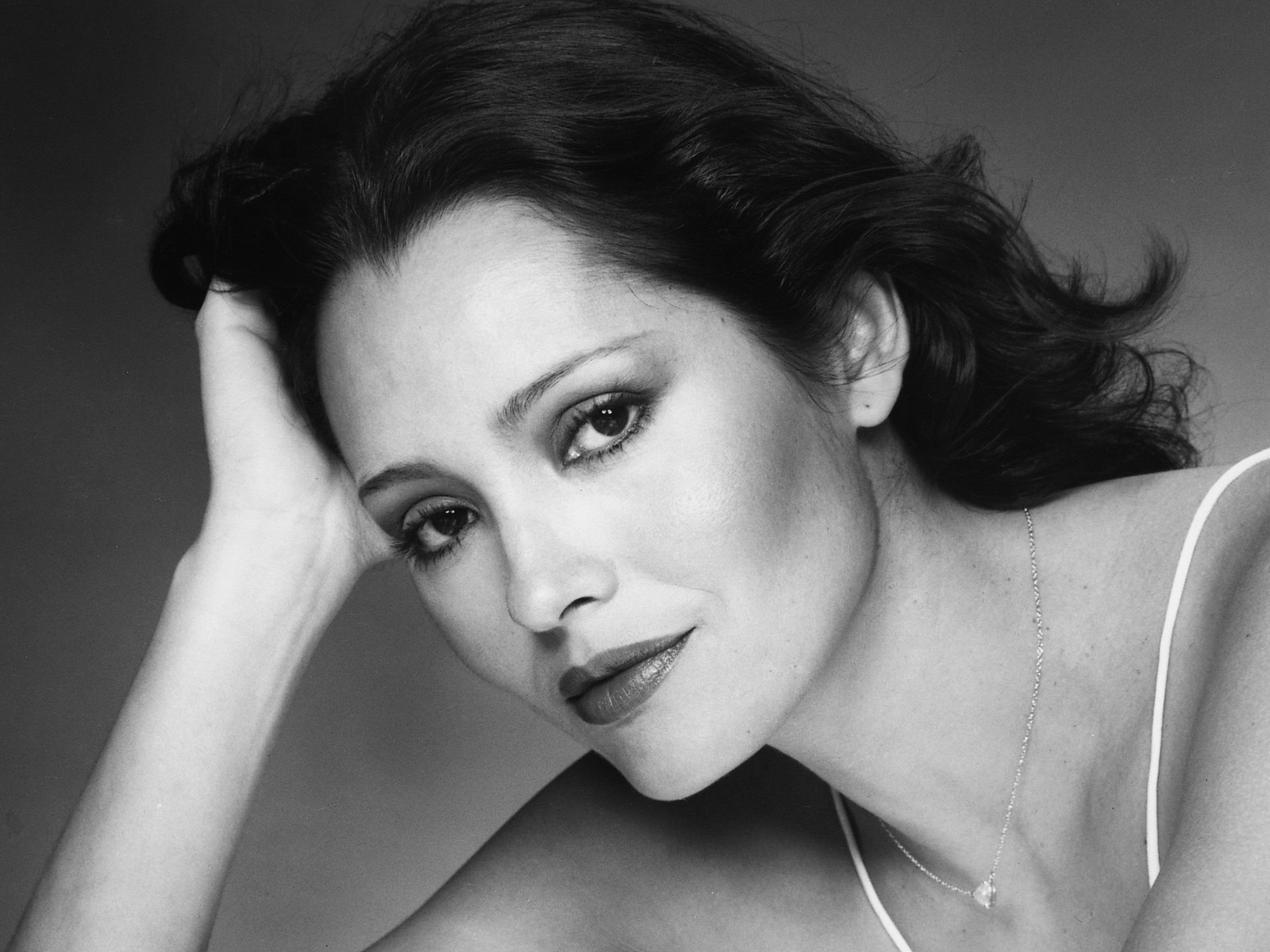 Filmovízia: Barbara Carrera Wallpaper