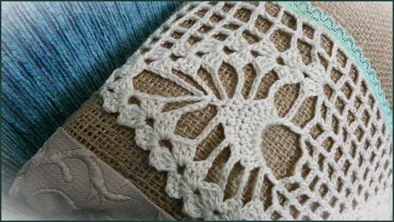 almohadón arpillera y crochet - el taller de jazmin