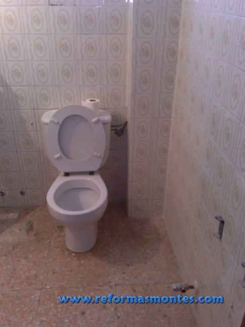 Reformas Montes: Baño en tonos lilas