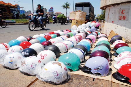 Mũ bảo hiểm qỉa kém chất lượng bán tràn lan trên đường phố