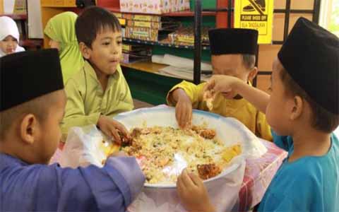Mana Lebih Sehat, Makan Pakai Tangan Atau Pakai Sendok Dan Garpu? Mana Lebih Sehat, Makan Pakai Tangan Atau Pakai Sendok Dan Garpu?
