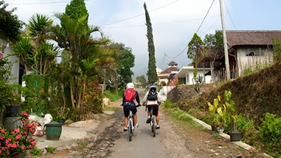 Memasuki pemukiman, lagi-lagi tanjakan aspal yang harus kami hadapi. 