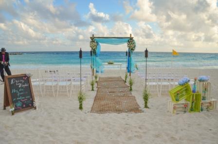 Gazebo azul para boda en la playa