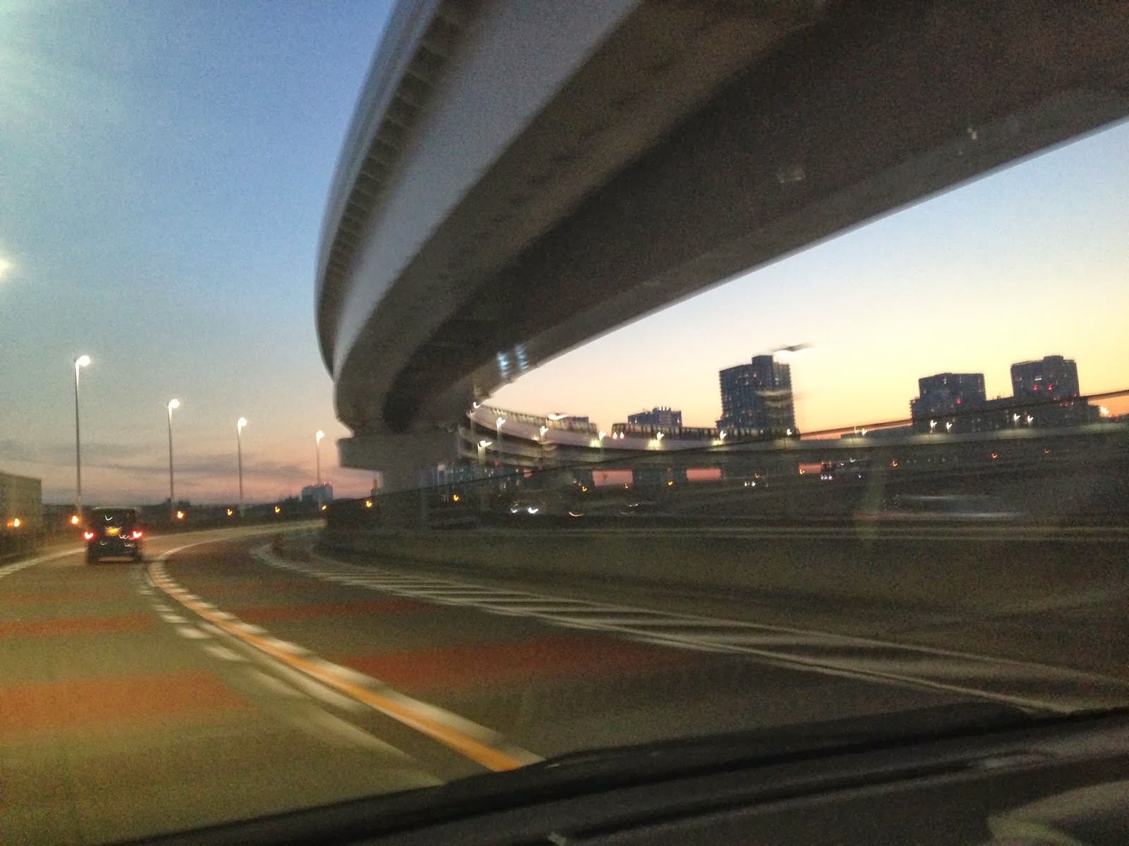 あらゆるものをレビュー 車内からの風景 In お台場 レインボーブリッジ入口 一般道