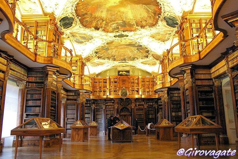 La Stiftsbibliothek di San Gallo, una delle biblioteche più belle del mondo