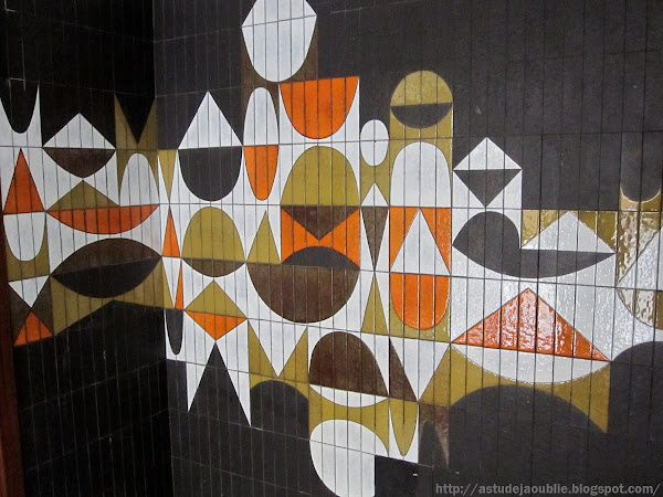 Paris - Hall d'entrée  Mur céramique de Roger Capron - 1969