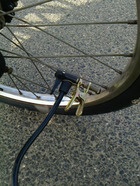 セリアで自転車用空気入れを ...