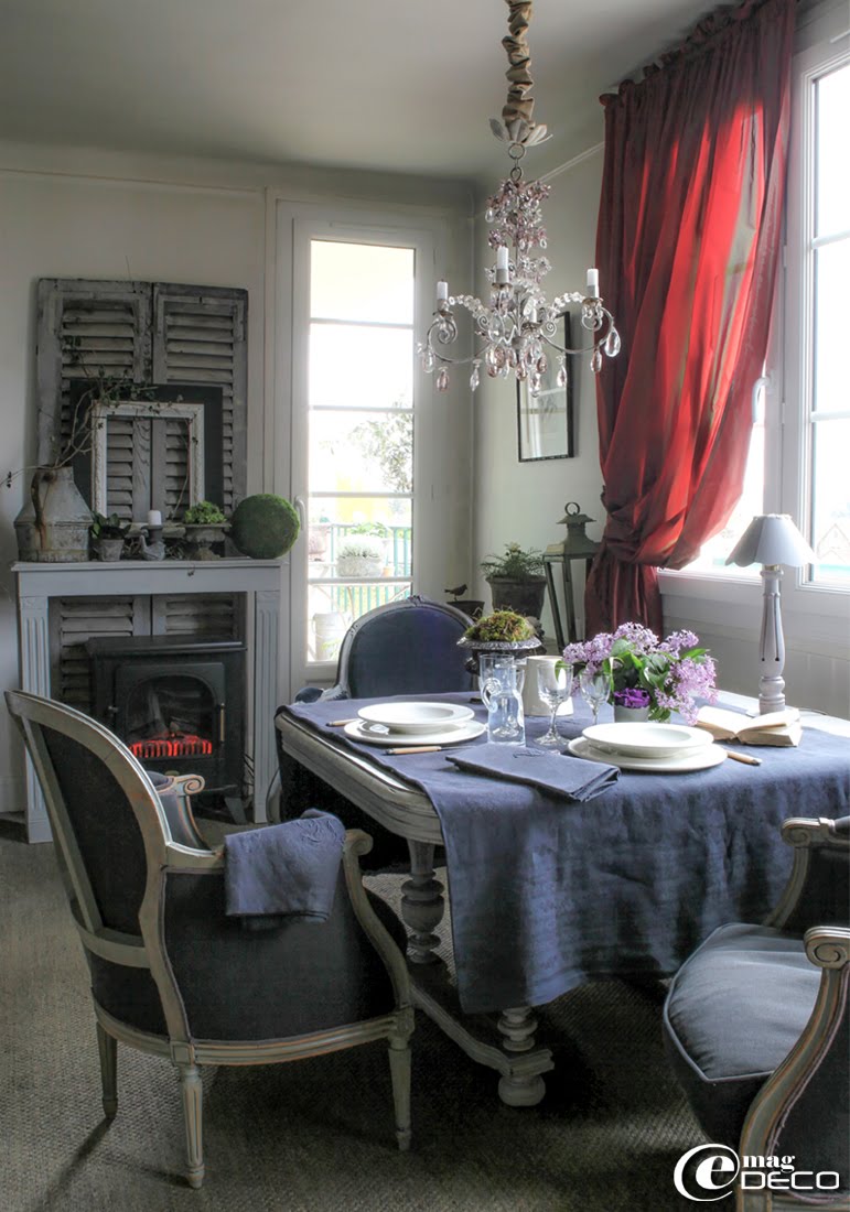 La table se dresse dans la salle à manger cosy avec du linge ancien teint en noir par Bénédicte Patin