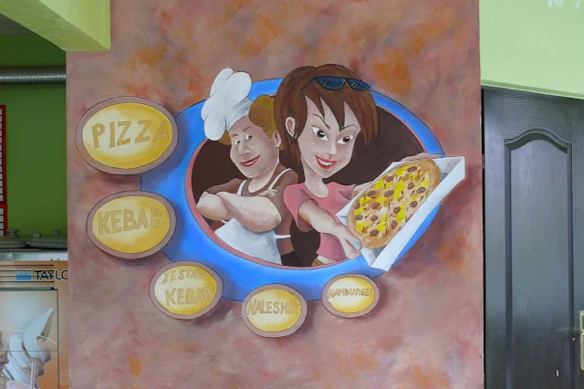 Obraz ścienny w pizerii, logo pizzeri na ścianie malowane ręcznie