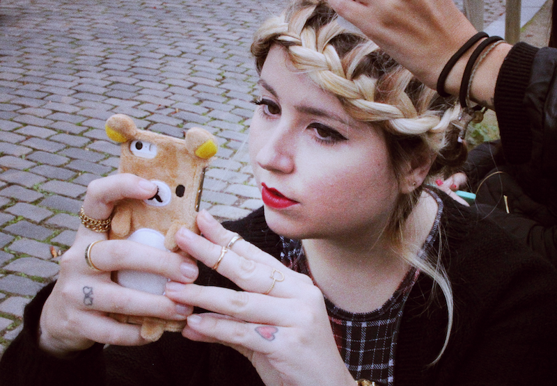 selfie iphone rilakkuma case finger tattoo tresse glamour101