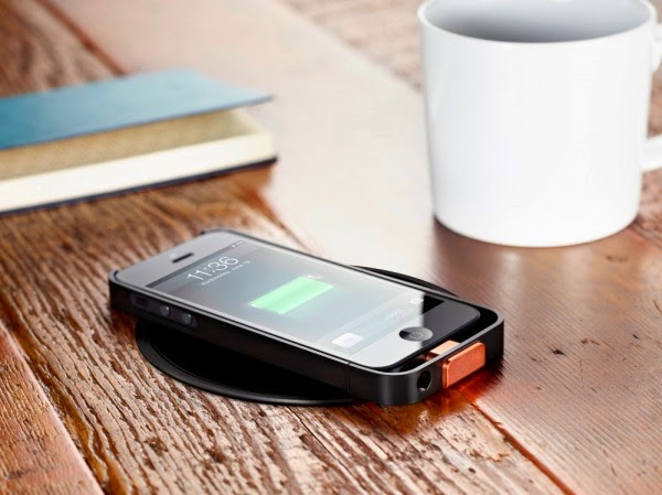 Carga inalambrica de un iPhone en StarBucks