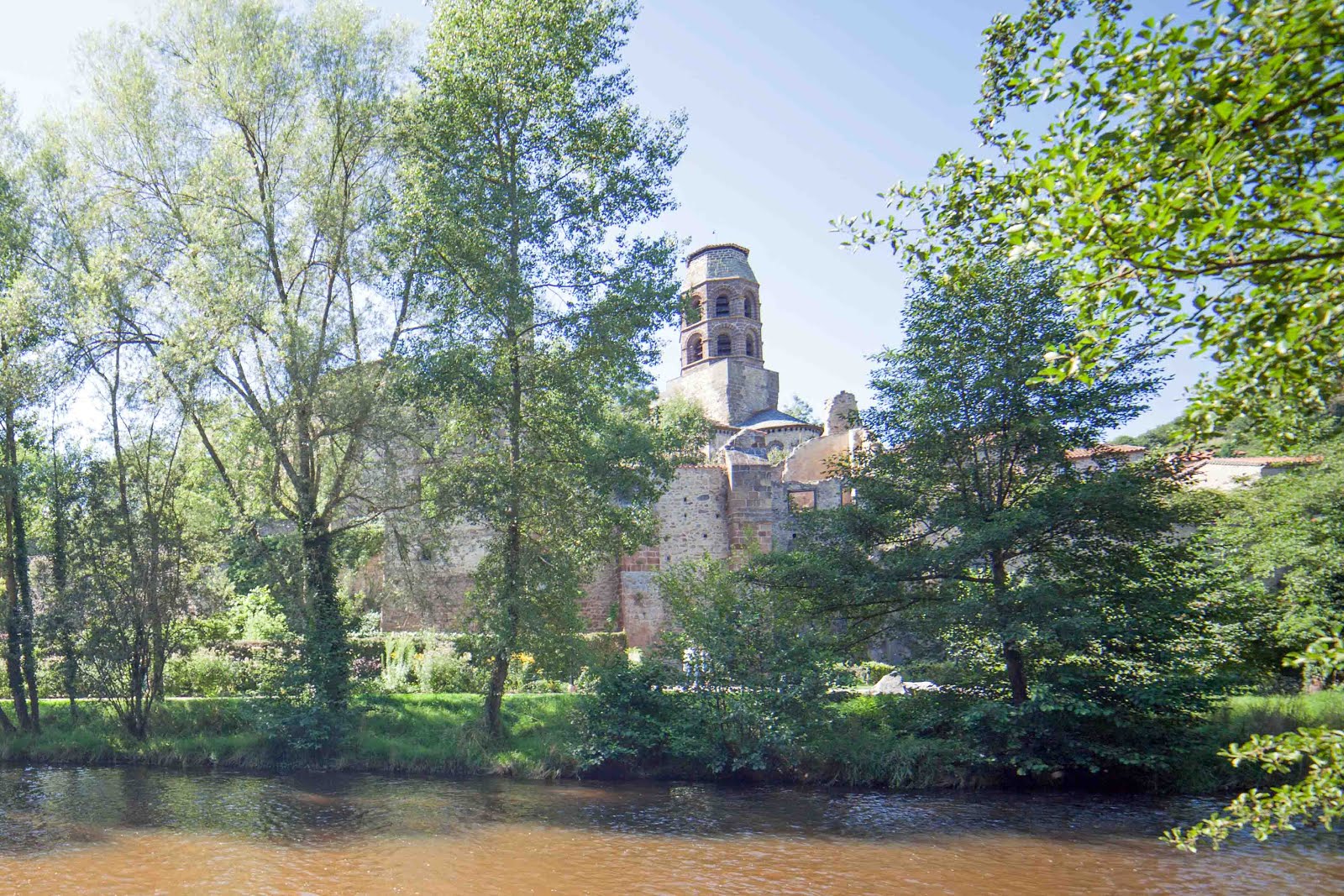 L'abbaye vue de la Senouire