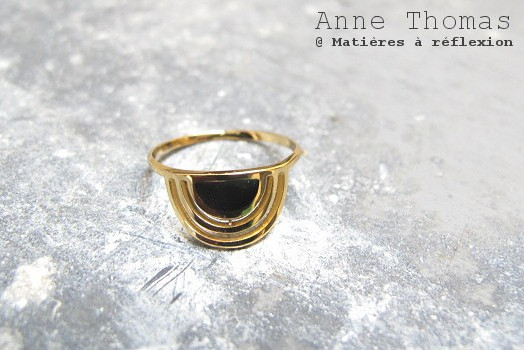 Bague dorée laqué noir Anne Thomas