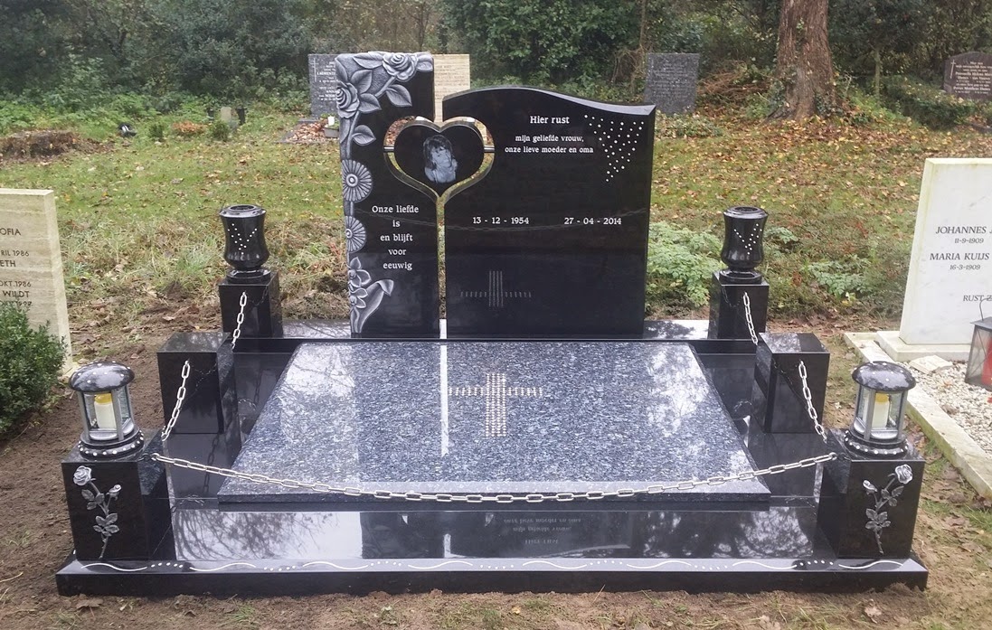 Dubbel grafmonument met Swarovski kristalletjes verwerkt op o.a. de letterplaat, de dekplaat, de vazen en lantaarns