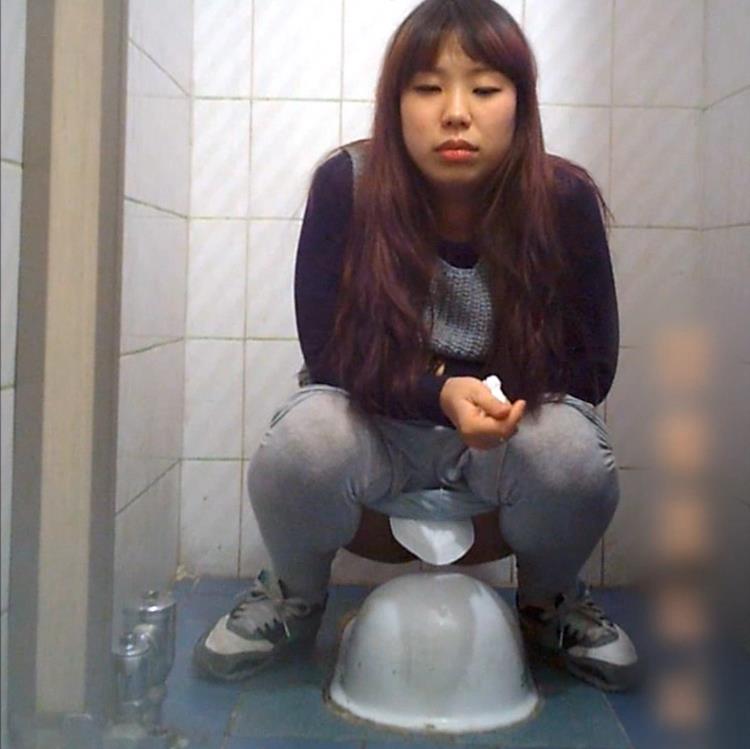 Снимают писающих японок в туалете