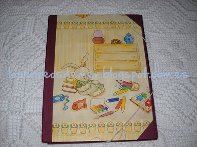 Carpeta reutilizada decorada con la técnica del cartonaje