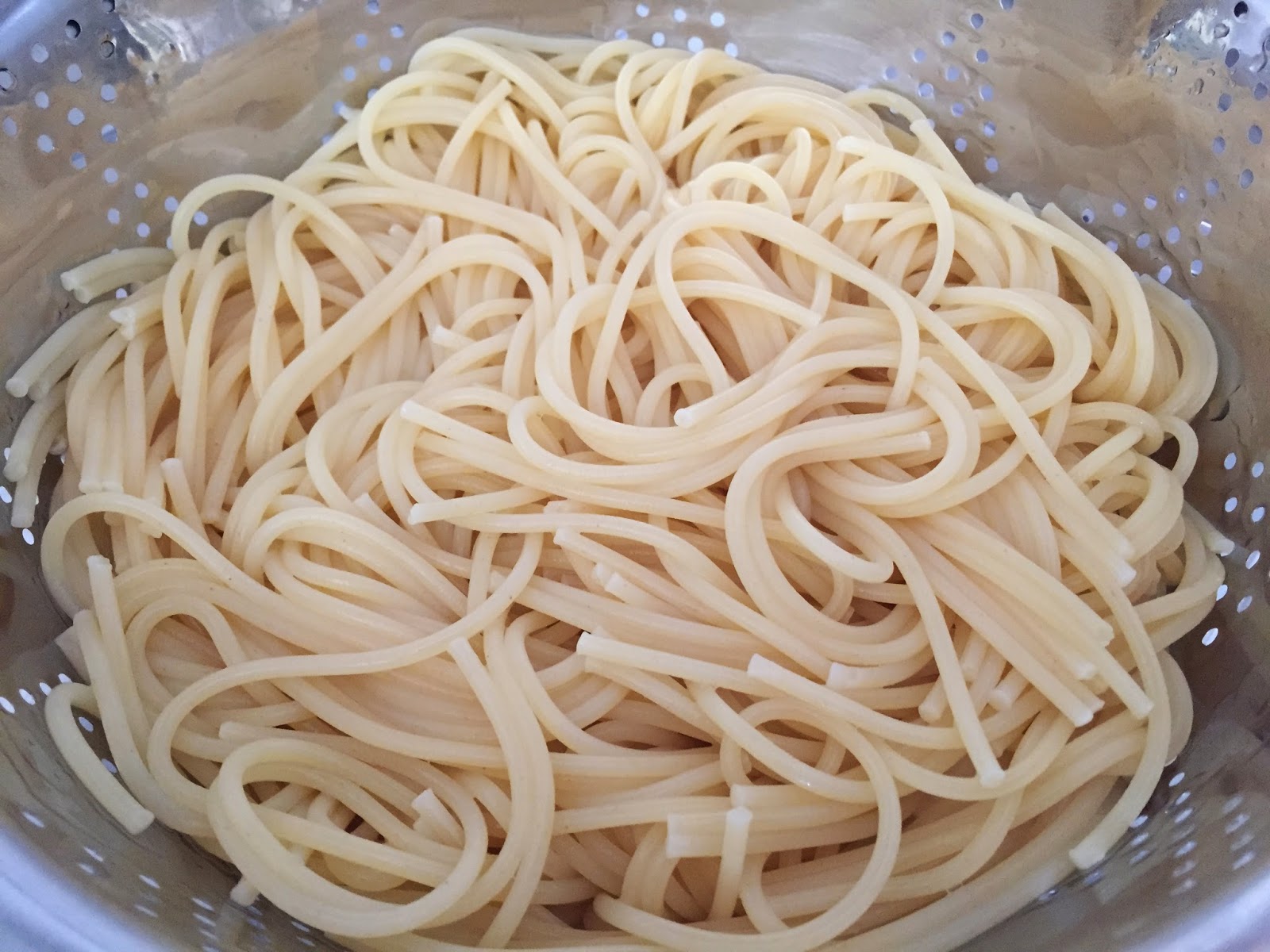 Espaguetis con verduras y salsa de soja, espaguetis cocidos.