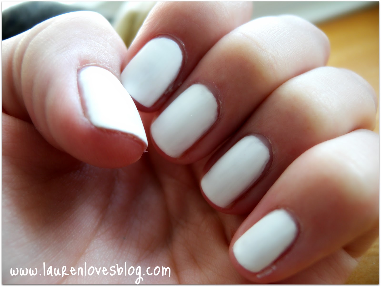 StyleJustEasier White nail trend