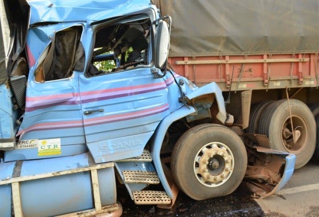 Engavetamento entre três veículos deixa caminhoneiro ferido na BR-364