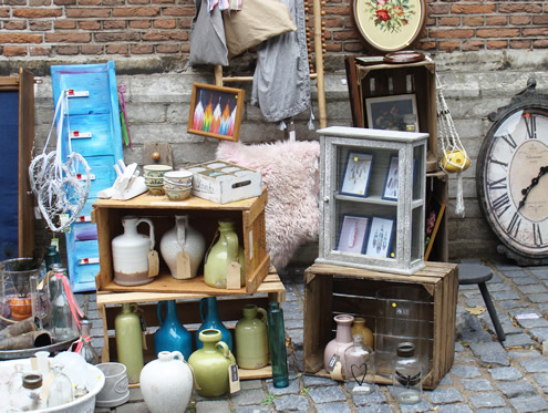 Swan Market, Den Haag | Happy in Red Swan Market, Den Haag | Happy in Red