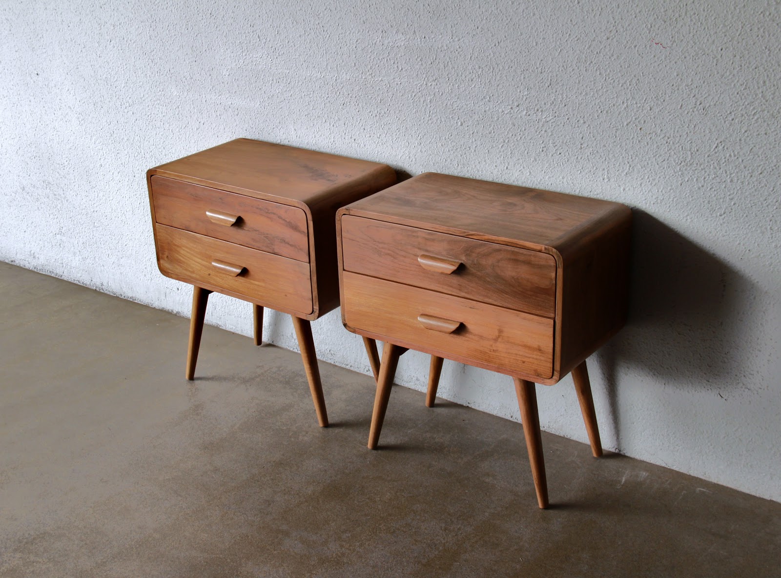 Retro tapered legs with rounded edges typical of art deco style of the