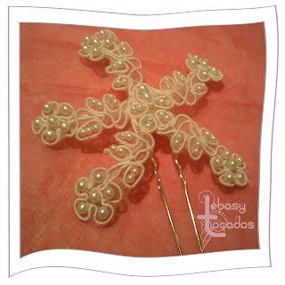 Tocado en forma de flor estrellada con perlas para novias de Lebasy Tocados. Tocado en forma de flor estrellada con perlas para novias de Lebasy Tocados.