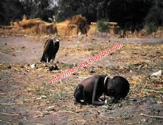 Foto-foto Bersejarah di Dunia - Burung Bangkai dan Anak Kecil Foto-foto Bersejarah di Dunia - Burung Bangkai dan Anak Kecil