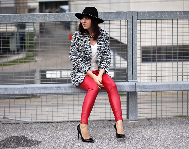 outfit-trend-fashionblogger-herbstoutfit-winteroutfit-rote-lederhose-pumps-schwarz-sarenza-buffalo-basic-shirt-cardigan-boucle-hmtrend