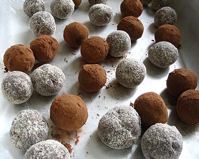 Cake Ball Coating With Chocolate Chips Cake Ball Coating With Chocolate Chips