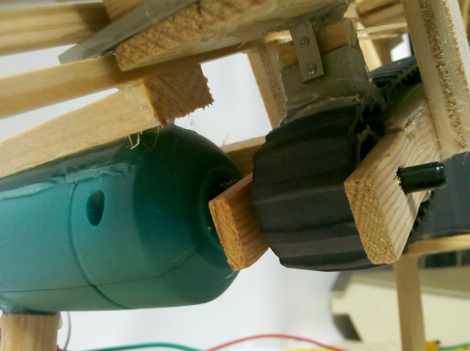 Do It Yourself Gadgets Ball throwing machine