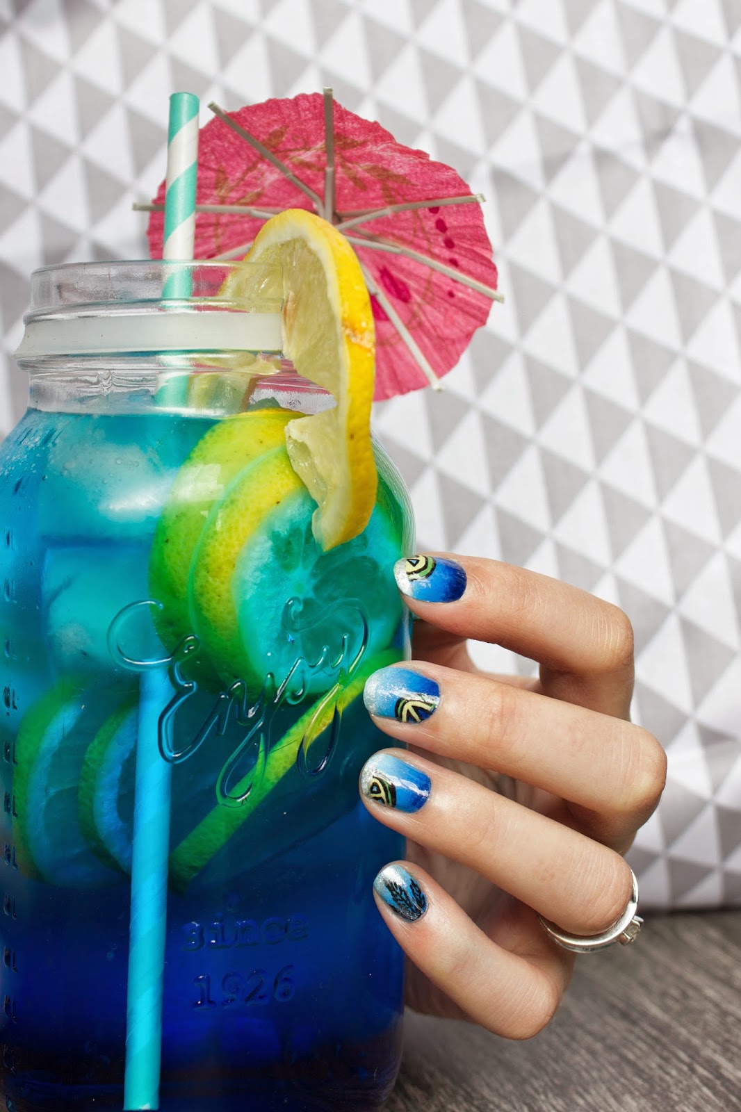 concours cocktail et cocotier pour pshiiit manucure éponge dégradé bleu