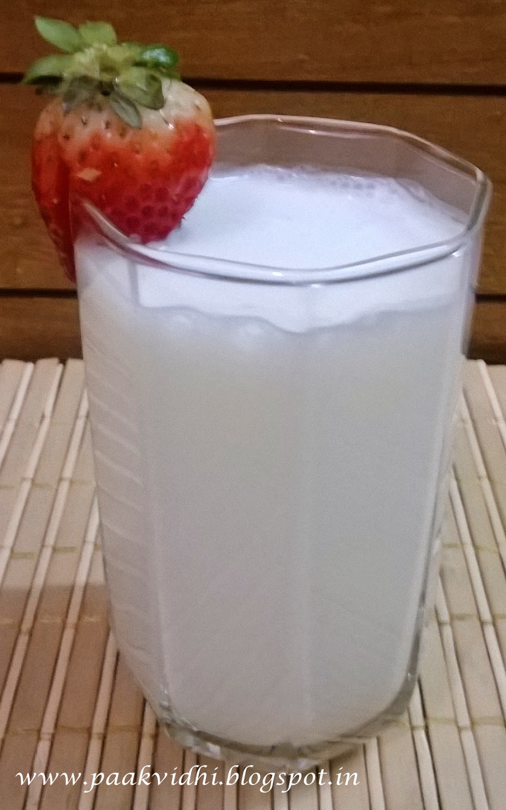 PAAKVIDHI DAHI KI MEETHI LASSI / YOGURT LASSI