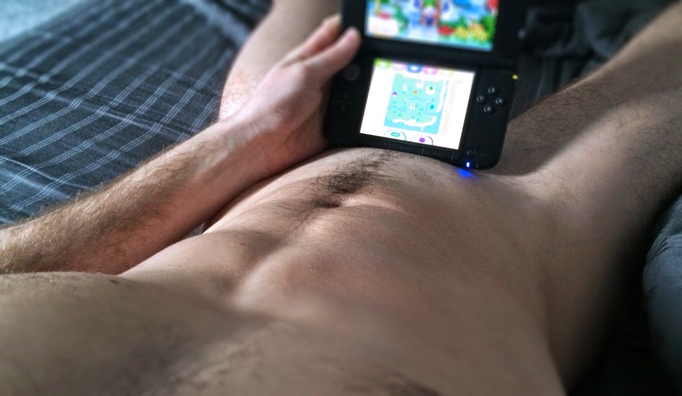 photo d'un Gameur sexy nu cachant son intimité avec une 3DS