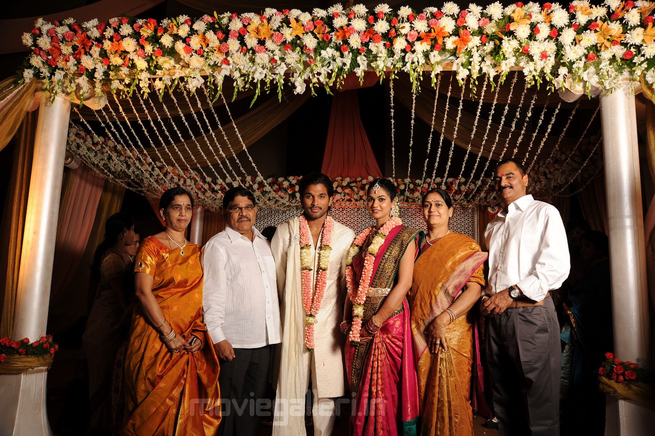 http://2.bp.blogspot.com/-5gu3l2eEWJ8/TZwEJoI3SvI/AAAAAAAAITg/SwTESx2bQDM/s1600/allu_arjun_sneha_reddy_engagement_photos_03.jpg