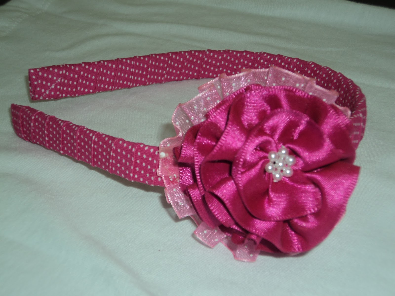 TUDO EM ACESSÓRIOS INFANTIS E BIJUTERIAS TIARA COM FLORES DE FITA DE CETIM