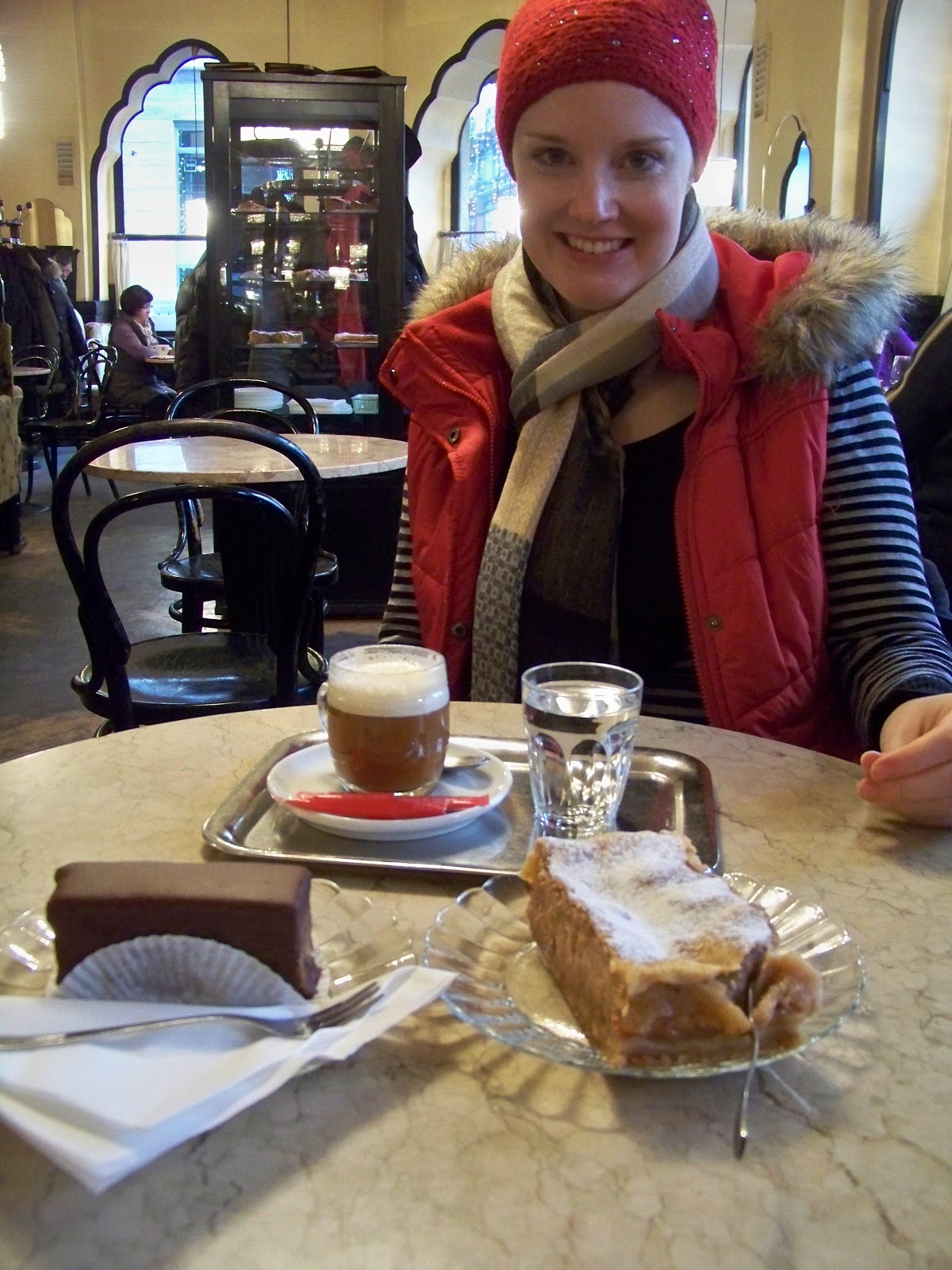 Julie and Mark vs. The World Part Deux: Frohe Weihnachten, Veselé