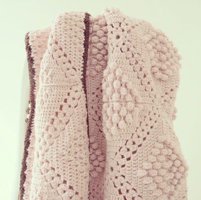 ByHaafner, crochet, bobble stitch, powder pink, crocheted throw, blanket, 