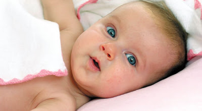 curando el ombligo del bebé, cuidados del bebé, como curar el ombligo del bebé, bebes lindos, bebés hermosos, bebés preciosos, bebés de ojos verdes, bebé de ojos verdes, bebé de ojos azules, bebé asustado, sobre el ombligo del bebé