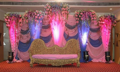 Model rangkaian bunga untuk dekorasi ruang pelaminan pengantin atau acara pernikahan 2017/2018 Model rangkaian bunga untuk dekorasi ruang pelaminan pengantin atau acara pernikahan 2017/2018